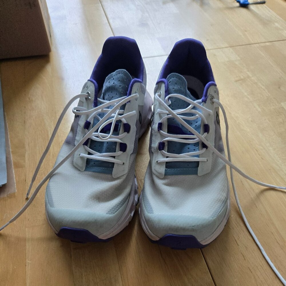 Used On Cloudvista W9 white & purple tennis shoes/sneakers